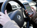 Urteil: Handy in der Hand beim Autofahren - keine Strafe