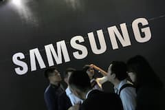 Beuscher der Messe COMPEX laufen unter einem Samsung-Logo.