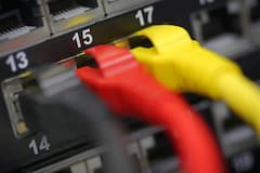 Drei LAN-Kabel in den Farben Schwarz, Rot und Gelb.