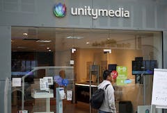 Ein mann geht an einer Filiale des Kabelanbieters Unitymedia vorbei.