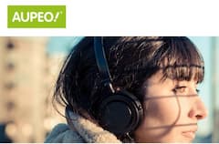 Musikstreaming-Dienst Aupeo! Logo und Frau mit Kopfhrern