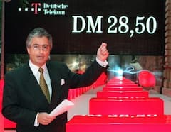 Der damalige Vorstandsvorsitzende der Deutschen Telekom, Ron Sommer, zeigt vor der Deutschen Brse in Frankfurt am Main auf die Anzeigentafel, auf der der Erstausgabepreis von 28,50 DM fr die Telekom-Aktie zu lesen ist.