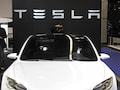 Ein Tesla Model S unter dem Tesla-Schriftzug.