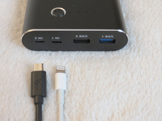Lademglichkeit per Micro-USB und Apple Lightning