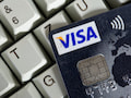 Eine Visa-Kredit­karte auf einer Tastatur.