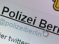 Der Twitteraccount der Polizei Berlin ist auf einem Bildschirm in Berlin zu sehen.