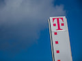 Das Logo der Deutschen Telekom ist vor dem Gebude einer Telekom-Niederlassung zu sehen. 