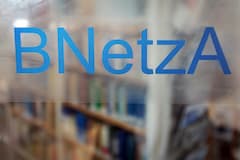 Auf einer Glas-Tr in der Bundesnetzagentur steht die Abkrzung der Behrde: "BNetzA" 