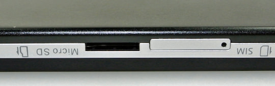 Der Micro-SD- und Micro-SIM-Kartenslot beim Medion Lifetab X10302