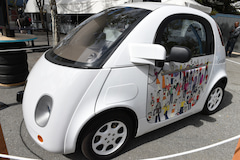 Ein selbstfahrendes Auto von Google aus eigener Entwicklung ist am Rande der Entwicklerkonferenz Google I/O zu sehen. (Symbolfoto)