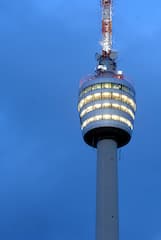 Der Stuttgarter Fernsehturm strahlt unter anderem auch UKW aus