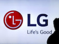 Ein Mann luft vor dem LG-Firmenlogo vorbei.