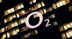 Das Logo des Mobilfunkanbieters O2 leuchtet an der Zentrale von Telefonica Deutschland / O2 in Mnchen.