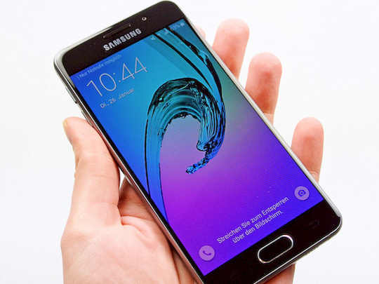 Eine Hand hlt das Samsung Galaxy A3 (2016)