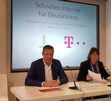 Telekom-Chef Niek Jan van Damme (links) und innogy-Vorstand Hildegard Mller haben in Berlin ihre Kooperation vorgestellt.