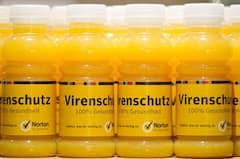 Orangensaftflaschen mit der Aufschrift "Virenschutz".
