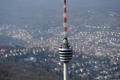 Die Luftaufnahme zeigt den Fernsehturm in Stuttgart (Baden-Wrttemberg).