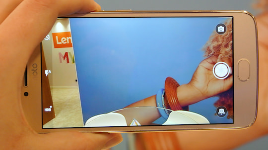 Smartphone-Kamera des Moto G5 Plus im Einsatz