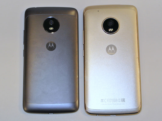 Rckseiten des Moto G5 (links) und G5 Plus (rechts) im Vergleich