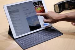 Eine Frau zeigt auf ein iPad Pro mit 12,9-Zoll-Display.
