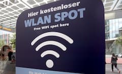 Ein Schild weist einen kostenlosen WLAN Spot in einer Wartehalle am Potsdamer Platz in Berlin aus.