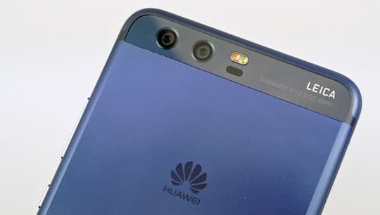 Das Huawei P10 in der blauen Ausfhrung mit Hyper Cut. Gut zu sehen ist die Dual-Kamera.