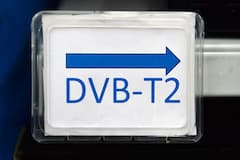 Ein Schild zeigt in einem Elektronikmarkt auf das Regal mit DVB-T2 Empfngern.