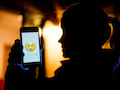 in junges Mdchen zeigt das Display eines Smartphones mit einem weinenden Emoji beim Messenger WhatsApp (gestellte Szene).