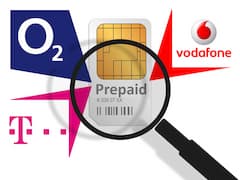 Montage der Logos der Netzbetreiber Telekom, Vodafone und Telefnica vor einer SIM-Karte mit dem Schriftzug "Prepaid".