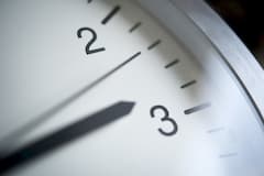 Sommerzeit: Die Uhr wird um eine Stunde von 2:00 Uhr auf 3.00 Uhr vorgestellt