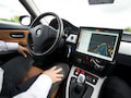Ein Mitarbeiter von Bosch fhrt in einem Auto, das als Prototyp fr autonomes Fahren genutzt wird.