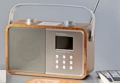 Ein Radio mit Digitalempfang steht auf einem Tisch.
