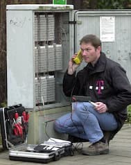 Service-Techniker Jrgen Kohn von der Deutschen Telekom arbeitet in einem Dsseldorfer Vorort an einem Kabelverzweiger des Festnetzes.