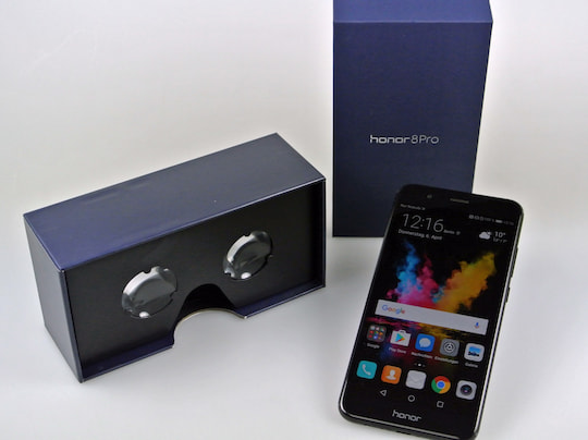 Das Honor 8 Pro bringt im Lieferumfang eine VR-Brille zum Zusammenbauen mit