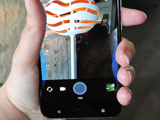 Edge Sense beim HTC U 11 wird ber blaue, transparente Elemente angezeigt, wenn man die Seiten des Handys drckt
