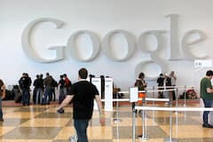 Teilnehmer einer Konferenz im Rahmen der Entwicklermesse Google I/O 2013 beantragen Konferenzausweise.