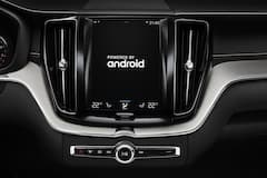 Der Bordcomputer eines Volvos zeigt den Schriftzug "Powered by Android"