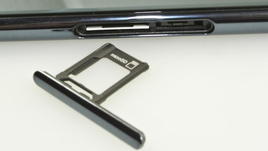 Nano-SIM- und microSD-Kartenslot beim Sony Xperia XZ Premium