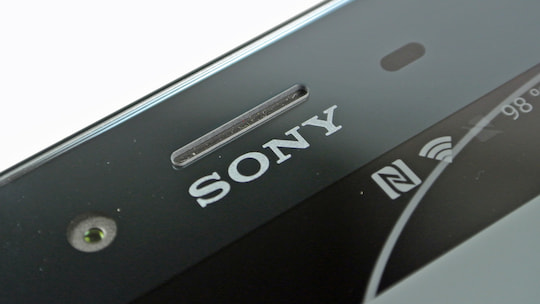 Einer der beiden Stereo-Lautsprecher des Sony Xperia XZ Premium; direkt neben der Selfie-Kamera