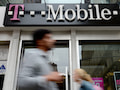 Menschen laufen an einer Filiale von T-Mobile in New York (USA) vorbei