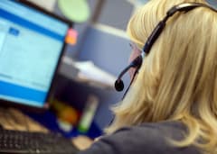 Mitarbeiterin im Callcenter: Beschwerden ber unerlaubte Telefonwerbung nehmen zu