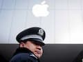 Chinesischer Polizist vor Apple Shop