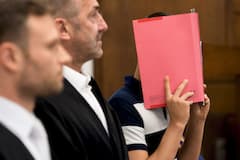 Der 29-jhrige Angeklagte steht  neben seinen Verteidigern Alexander Paradissis (l) und Markus Bndgens (M) hinter der Anklagebank.