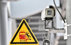 Eine berwachungskamera auf dem Bahnhof Sdkreuz in Berlin