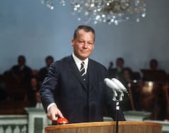 Mit einem Knopfdruck startet der damalige deutsche Vizekanzler Willy Brandt auf der 25. Deutschen Funkausstellung das Farbfernsehen. Mit dem symbolischen Knopfdruck begann vor 50 Jahren die farbige Fernsehwelt in deutschen Wohnstuben.