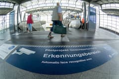 Bodenaufkleber weisen am 01.08.2017 im Bahnhof Sdkreuz in Berlin auf Erkennungsbereiche zur Gesichtserkennung hin.