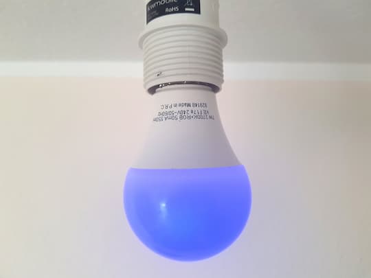 Die Eurodomest Bluetooth-Lampe mit blauer Beleuchtung