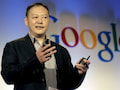 Peter Chou, CEO von HTC, mit dem Google Nexus One 