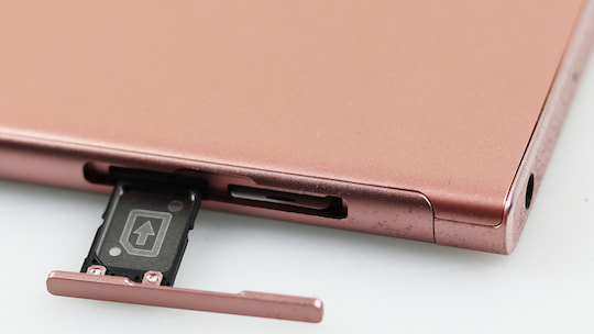 Der Nano-SIM- und microSD-Kartenschacht