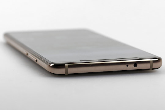Huawei Mate 10 Pro: Die Seitenansicht zeigt die geschwungene Form